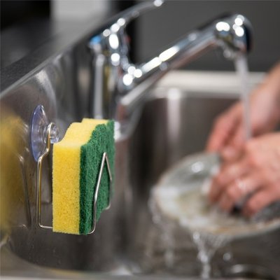 porte éponge fixé sous robinet de cuisine