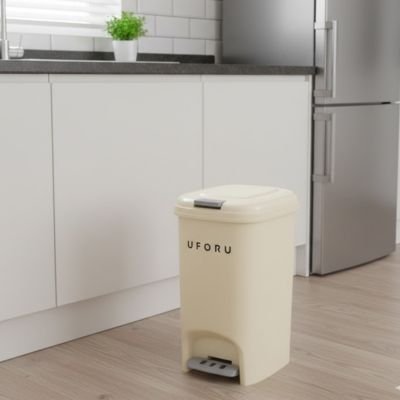 Poubelle de cuisine en matériau plastique robuste