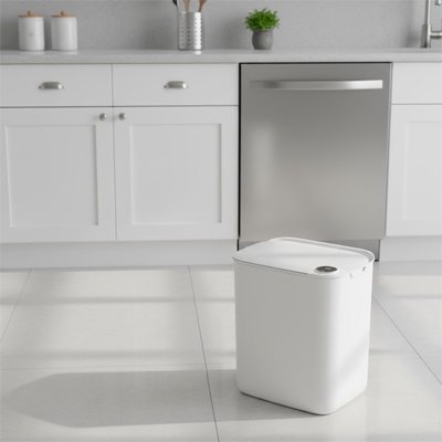 Poubelle automatique blanche dans la cuisine
