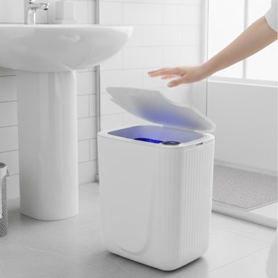 Poubelle automatique sous le lavabo