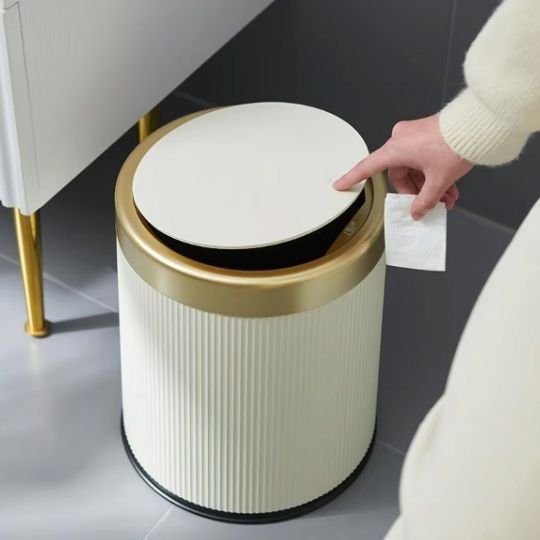 poubelles de cuisine bicolore beige et or